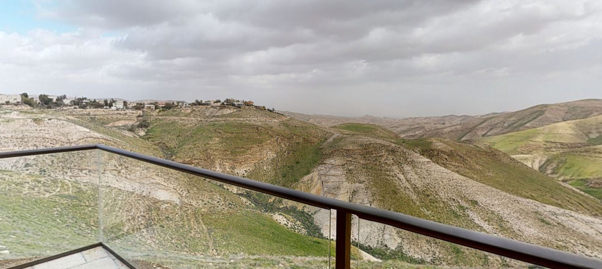 סוויטת תירוש משקיפה לנוף המדבר